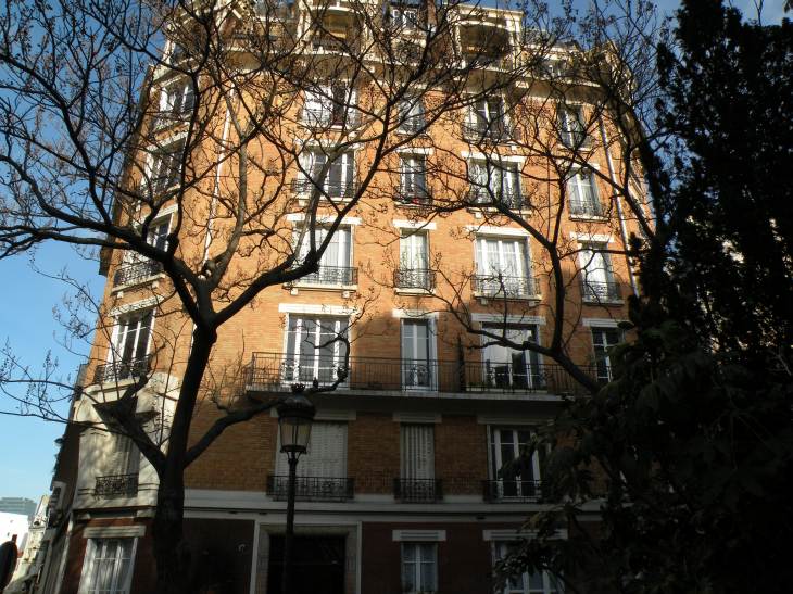  immeuble en briques éclairé par le soleil